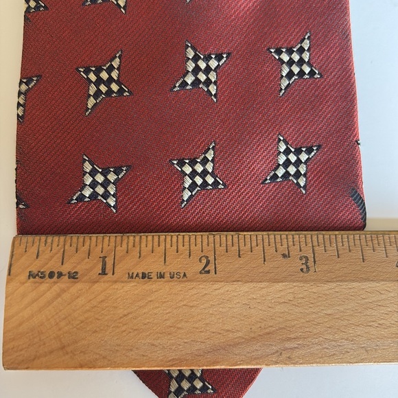 Hugo Boss Red Silk Tie with Houndstooth Design - Picture 3 of 10